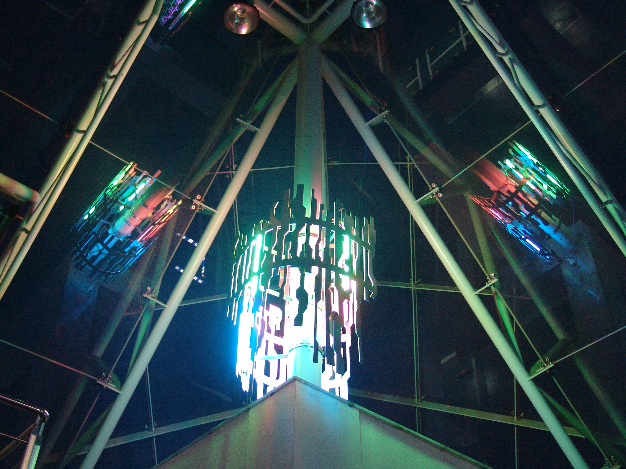 유리 피라미드 기둥에 설치된 변재언의 디지털과 아날로그의 경계 시리즈 전경 1